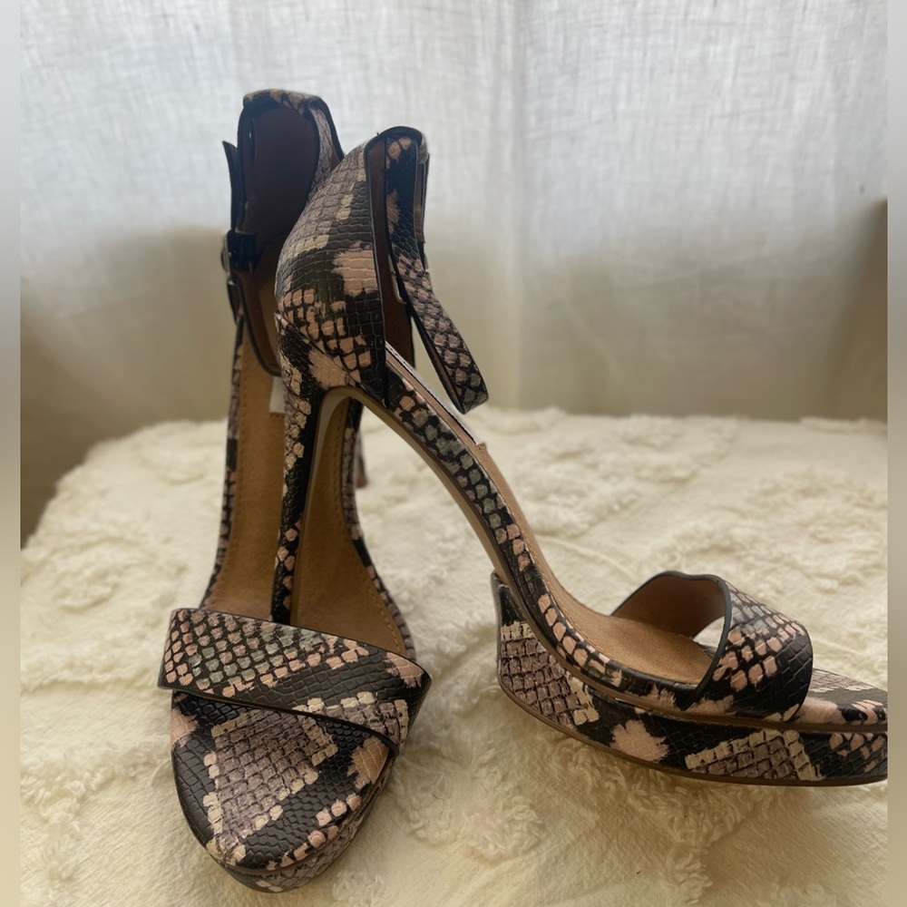 Steve Madden Snake Print heels 7.5